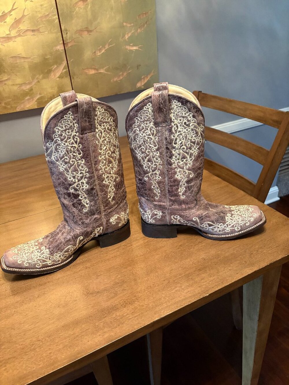 Preowned Women's Corral Beige and Brown Embroidered Cowboy Boots. Size 10.5
